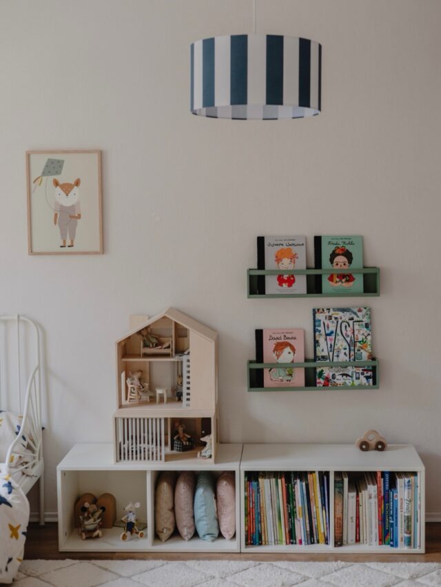 In prišel je čas za mini osvežitev otroške sobice. 🧸

Glede na to, da punce tako zelo uživajo v branju, so bile nočne lučke in dodaten prostor za knjige prva stvar, ki sem se jo lotila.

Precej časa posvetijo tudi svojim kreativnim zamislicam, zato sem jim prestavila mizo, da so pridobile na ustvarjalni površini… no, in zdaj nas čakajo novi izzivi. 

Iskanje rešitev, da miza ne bo ostajala vedno tako zelo našarjena… in tudi nekaj namesto rožic po steni bi, ne vem pa še kaj. 😇

#girlsroomstyling #simplehomestyle #kidsroomideas