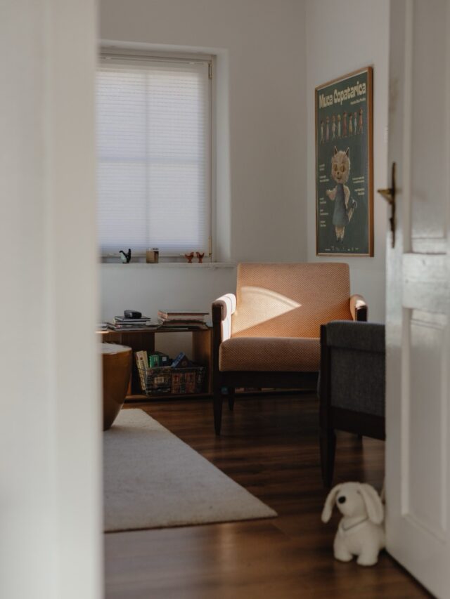 dolgo sem razmišljala kaj bi s tem delom dnevne sobe, pa je potem kar sam od sebe nastal en preprost mini bralni kotiček, kjer se prebirajo in razstavljajo kupi knjig, čisto tako kot v knjižnicah 😜📚

+ ampak sončni žarki so pa najlepši decor, a niso?

#simplehomestyle #cornersofmyhome #lessismore #livingroomideas #thisishome