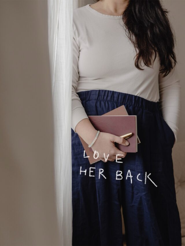 Ljubezen naj pride tudi do mame. ♥️

Ampak jaz… jaz nisem rojena mama. Nisem ena tistih srečnic [v mojih očeh], ki lahko zatrdi, da jo materinstvo popolnoma izpolnjuje. Pa vendar, res je, nekaj mi je vzelo, a hkrati nepredstavljivo več dalo. Brezpogojno ljubezen [tisto, ki kdaj tudi boli]. Milijon spoznanj, dobrih in slabih in vseh vmes. Predvsem pa mi je nastavilo ogledalo. Ogledalo, pred katerim si ne znam zatiskati oči.

Vedno bolj pogosto [zdaj, ko imam spet več časa] me spremlja misel zakaj si to, kar želim za svoje tri otroke, ne ‘želim’ tudi zase? Zakaj sama sebe nimam tako rada kot imam rada njih? Zakaj tudi pri sebi ne poskrbim za dovolj gibanja, dovolj spanja, zakaj na skrivaj odpiram čokolade v shrambi, zakaj se vrtim v neskončnih krogih preizpraševanja in čez hrbet mečem svoj čas? Čas, ki ga ne bom več dobila nazaj.

Osem naporno krasnih let materinstva je mimo in kar naenkrat stojim sama pred seboj ter se sprašujem, kdo sploh zares sem. Kdo sem? Ker čas je spet tu. Čas zame. Čas za vse stvari, ki so čakale. Hkrati se veselim in… tudi bojim.

Odločila sem se, da napišem novo poglavje. Počasi. Kjerkoli že sem [ali nisem], vedno lahko naredim korak nazaj proti sebi. Prizanesljiv, prizemljen, ljubeč. 

Objamem se z lepimi besedami. Z grenko in dišečo kavo. Z najljubšim zajtrkom. S tišino. S svojim ustvarjalnim procesom. S knjigo, ki ji pustim, da me kdaj pa kdaj odpelje tudi v druge svetove.

S hvaležnostjo se oziram na izzive, ki so me v teh letih oblikovali. Na misli, ki so me okrepile. Na pomoč, ki sem jo bila deležna. Na vse lepe in pozorne stvari, ki sem jih bila pripravljena sprejeti. Zato, povej mi še ti…

Kaj je tisto najlepše, kar je kdo naredil zate v času materinstva? 💌

#realtalk #motherhoodjourney #loveherback