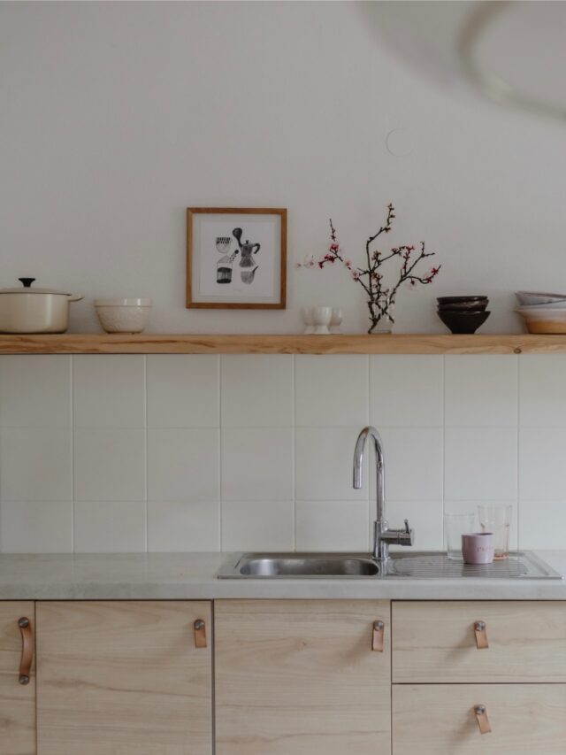 vse ta prve rožice letošnje pomladi 🤩

takole je… če mi jih podari Primož, so mi najbolj všeč ta spotoma nalomljene; če mi jih prinesejo punce, obožujem diy umetnine; in če si jih podarim sama… no, takrat so pa tudi ta kupljene okej :)

#sayitwithflowers #cornersofmyhome #springdecor