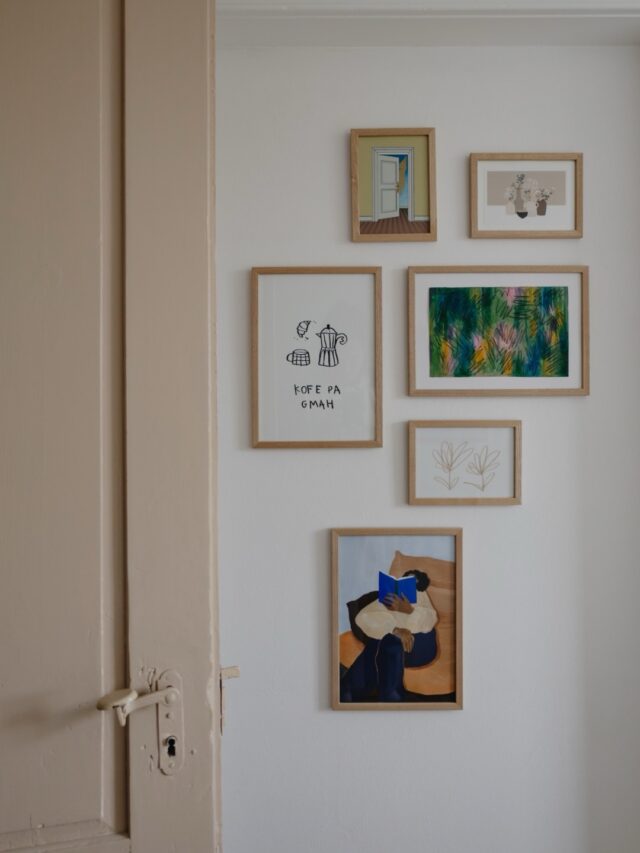 črtica o slikah na steni spalnice

eh, ni šel po planu, tale moj gallery wall, no, za *kofi pa gmah* sem že dolgo vedela, da si ga želim, pogled na ta print me navda z neko mirnostjo, tega ne znam razložiti

se je pa začelo precej preprosto, *šopke na mizi* sem našla v svoji mapi razglednic z raznoraznih koncev, *na pol odprta vrata* pa na polici v dnevni sobi mojih staršev, kar vzemi, so rekli…

vmes se mi je sicer utrnila ideja, da bi vključila tudi umetniška dela svojih otrok, ki zelo radi rišejo, pa se je kljub temu izkazala za preveč optimistično… njihova nezainteresiranost in verjetno tudi preveč utopične slike v glavi mame [mhm, to sem jaz in mhm, to sem ugotovila med prav tako neuspešnim brskanjem po škatlah, kamor shranjujem vse njihove ta najbolj posrečene izdelke, ki jih bom enkrat, verjetno v naslednjem življenju, preskenirala v knjigo ali pa prelepila in prelakirala na eno res ogromno platno njim v ponos— to oboje sem videla na instagramu]

in potem se je vse skupaj nadaljevalo z brskanjem po spletu [ob virozi z ravnotoliko malo vročine, da te ne preveč prijetno poleže in tale gallery wall vidim direktno iz postelje] in to ležanje je bilo skoraj - skoraj - uspešno, našla sem gospo s knjigo v rokah za katero si domišljam, da imava [na boljše dni] veliko skupnega, pa sem jo naročila, malo tudi zato, da sem lshko upravičila vse ure preživete na telefonu [in seveda sem jo kupula tam, kjer je bila poštnina najcenejša, nič čudnega, da je dostava trajala trikrat dlje]

naslednja ideja za predzadnji in zadnji manjkajoči del te nedokončane gallery sestavljanke je prav tako prišla v sklopu tega istega spletnega brskanja in jo lahko poimenujem tudi “tako lahko narišem tudi sama”, ampak se je v procesu nastajanja zazdela res neposrečena, ker… kar ni tvoje, pač ni tvoje… zato sem tudi to idejo opustila

in tako so se ob vseh teh ‘modrih’ spoznanjih na koncu na papir prelile čačke tam nekje iz globin moje [tudi rahlo zafrustrirane] in zdaj lahko končno rečem, evo, pa ga imam

ni prfekt… je pa ‘moj’ in zdaj ga vsaj zares čutim, tale gallery wall v moji [najini] spalnici

🫶🏻

#gallerywalldecor #simplehomestyle #myhomevibe